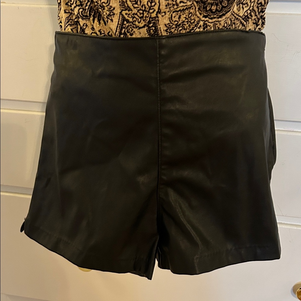 Black skortside zipper brand new !